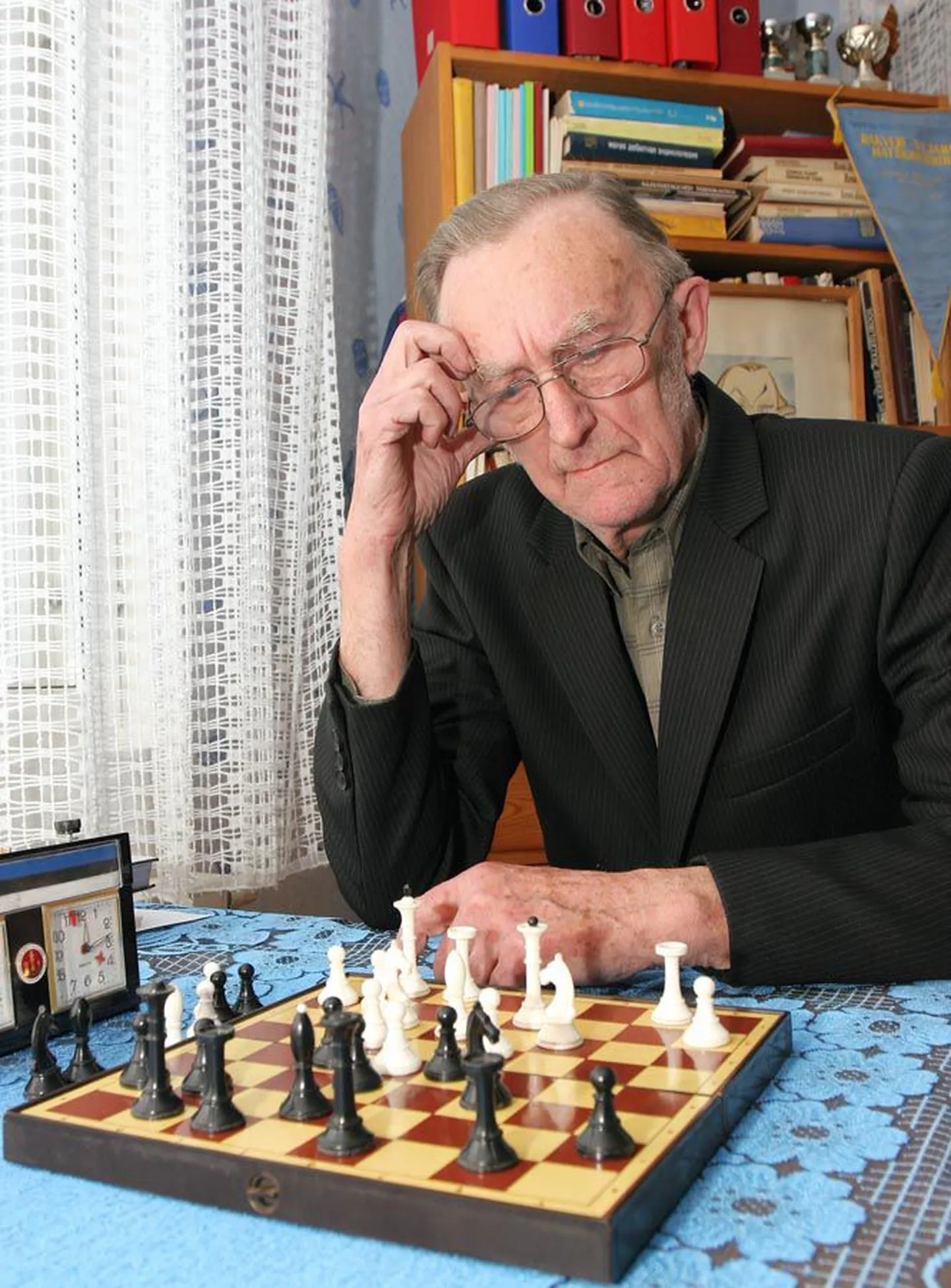 Heldur Valgmäe õppis malemängu selgeks koolipoisina ning on seda ala harrastanud ja õpetanud kogu elu.