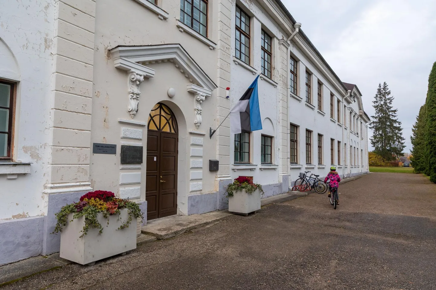 „Tegelikult töötavad linnades ja valdades täna igati pädevad inimesed ning riigi ülesanne on siin eelkõige tagada neile asjakohased ja piisavad võimalused ametialaste oskuste pidevaks arendamiseks,“ ütles riigihalduse minister Jaak Aab.