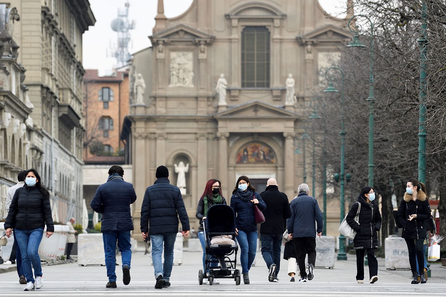 Жители Бергамо на прогулке.