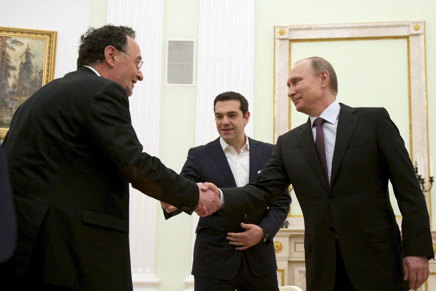 Vene president Vladimir Putin (paremal) surub kätt Kreeka energeetikaministri Panagiotis Lafazanisega. Taustal Kreeka peaminister Alexis Tsipras.