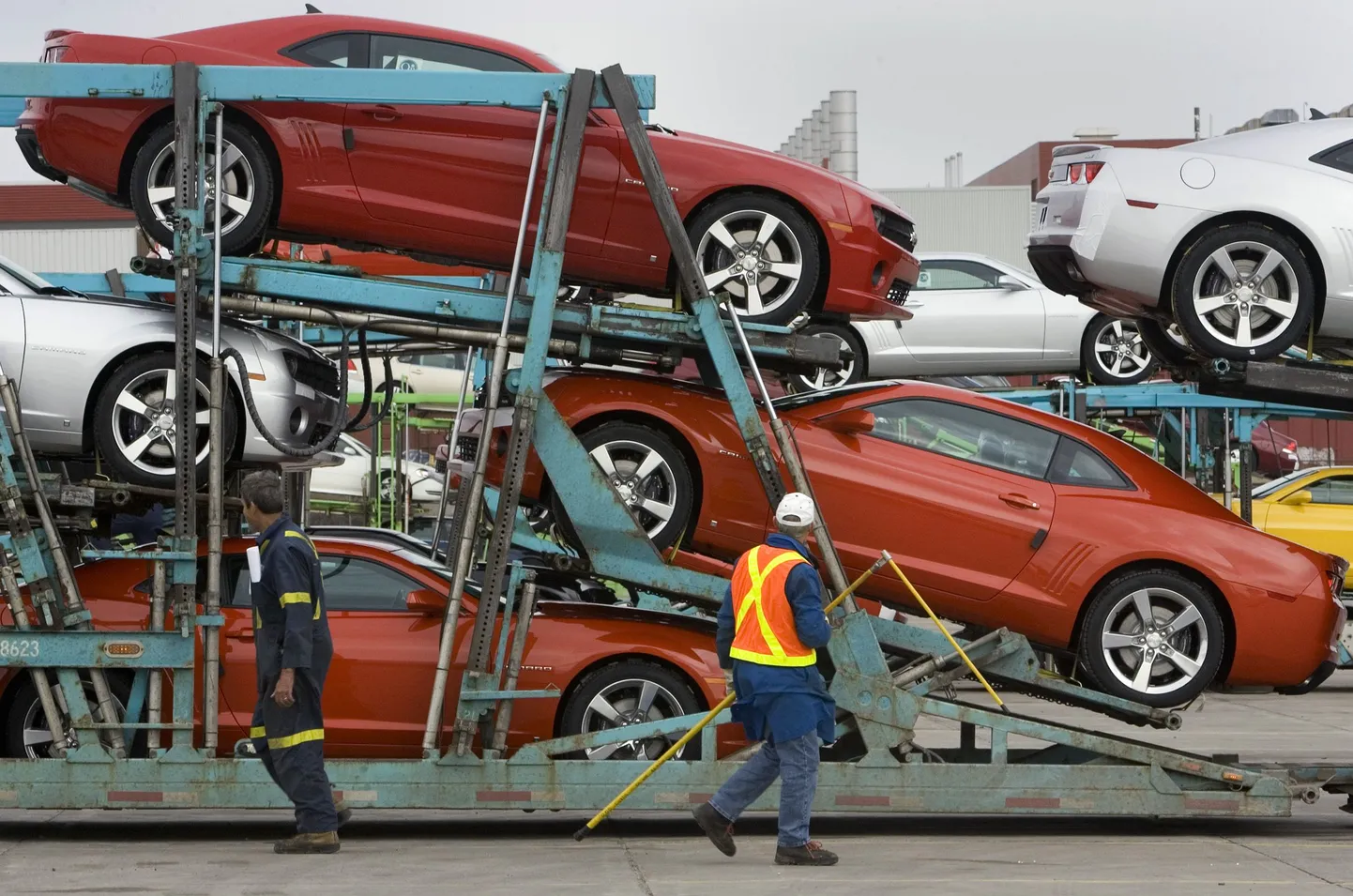 General Motorsi töölised aprilli alguses uute Chevrolet Camarodega ettevõtte Ontario tehases Kanadas.