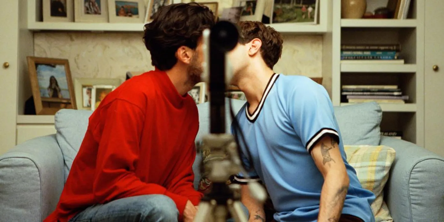 Xavier Dolan (paremal) and Gabriel D&#39;Almeida Freitas filmis "Matthias & Maxime" FOTO: Kaader Filmist