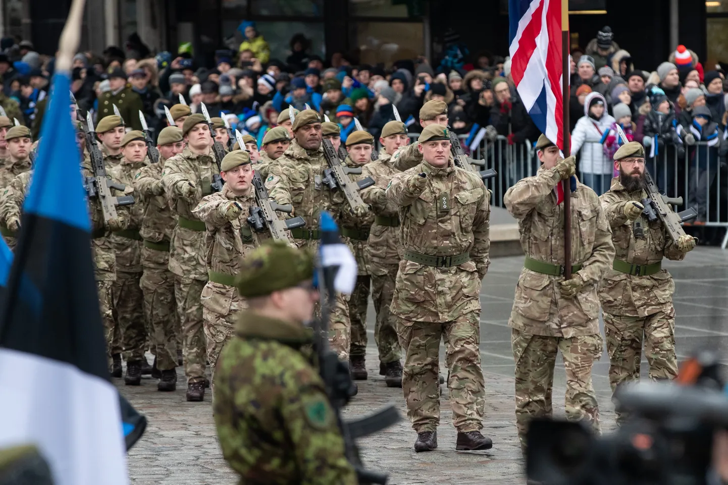 Brittide jalaväeüksus marssis paraadil mõneti teisiti kui Eesti omad. Kapten Chris Bailey (keskel) juhtimisel käisid albionlastel käed keha kõrval hoogsalt üles-alla.