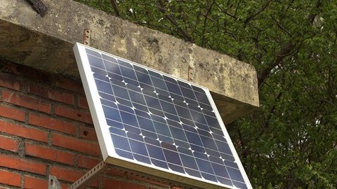 Mājas īpašniece pret pilsētas galveno arhitektu. Tiesa lemj, vai Rīgā drīkst uzstādīt saules paneļus uz nama sienas