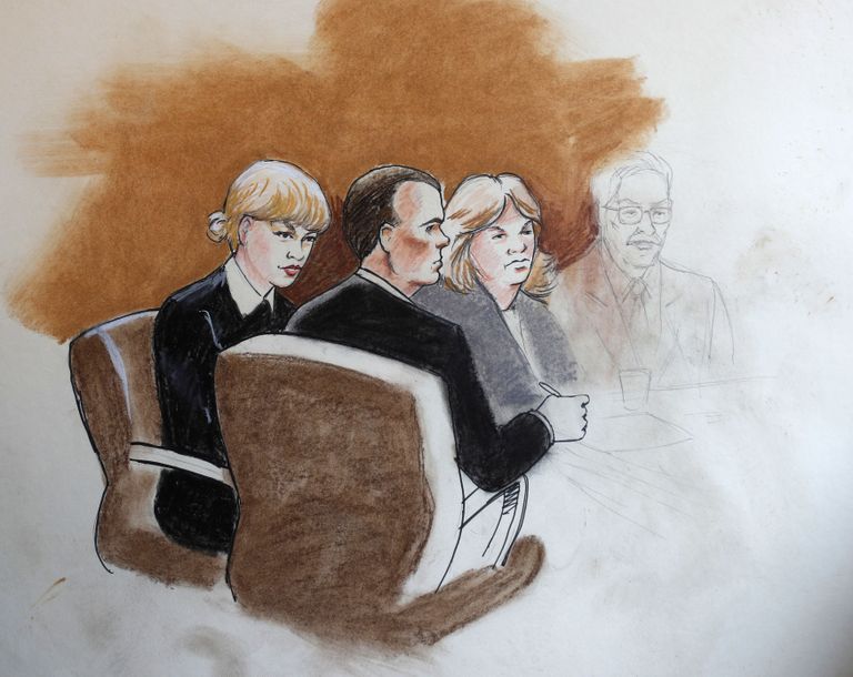 Kohtukunstnik Jeff Kandyba joonistus Taylor Swiftist kohtusaalis 8. augustil. Pildil on kujutatud ka Taylori ema, isa ja advokaati / Scanpix