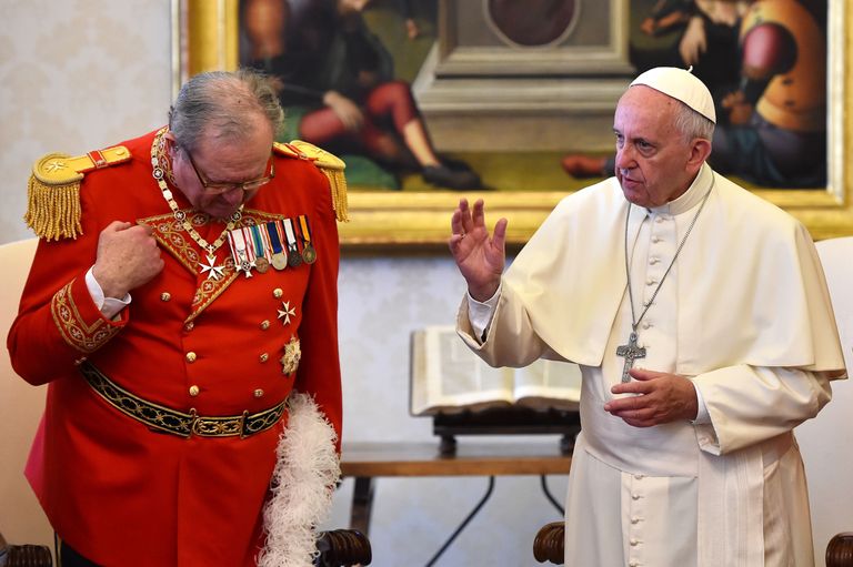 Paavst Franciscus õnnistab Malta ordu suurmeistrit Robert Matthew Festingit
