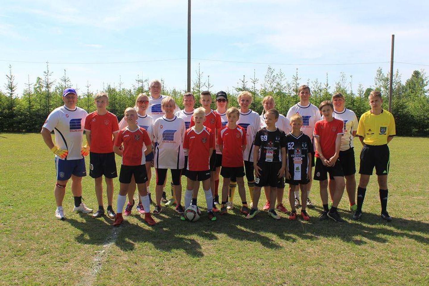 Põhja-Sakala valla noored esitasid valla volikogu esindusele väljakutse jalgpalliplatsil.