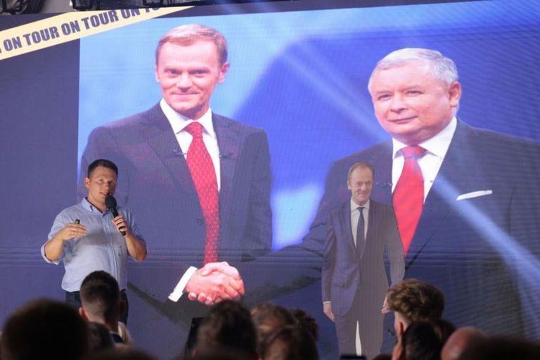 Один из лидеров «Конфедерации» Славомир Менцен на фоне изображения Ярослава Качиньского (справа) с Дональдом Туском на предвыборном митинге 16 сентября 2023 года в Щецине, Польша.