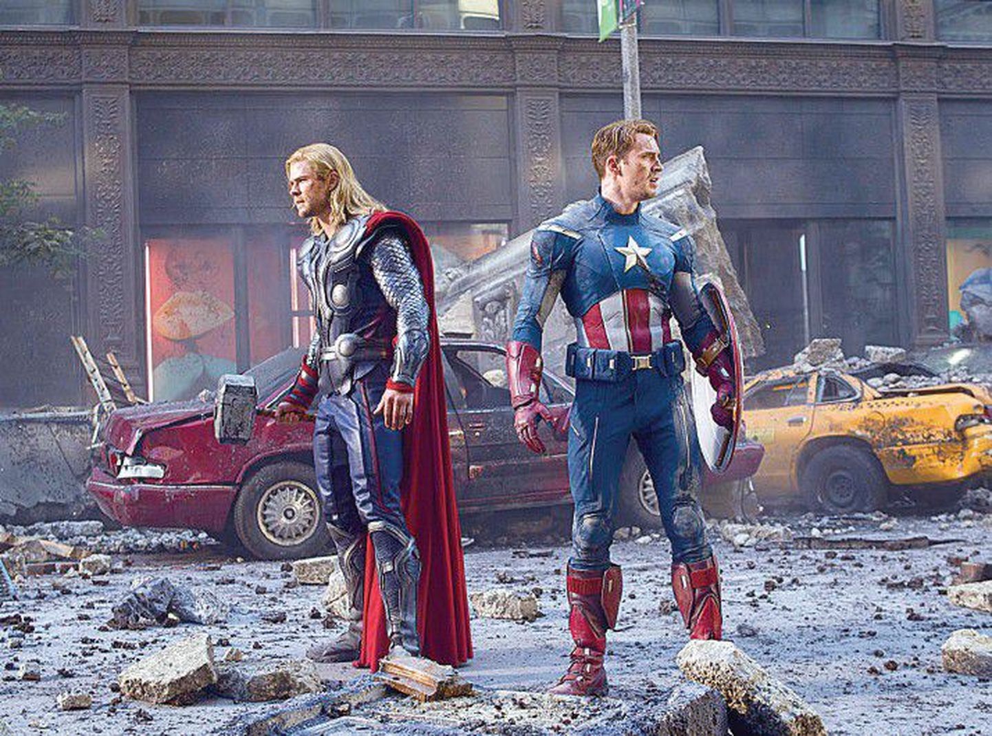 Куда подевались все чудища? Тор (Крис Хемсворт) и Капитан Америка (Крис Эванс) провели в Нью-Йорке основательную чистку.