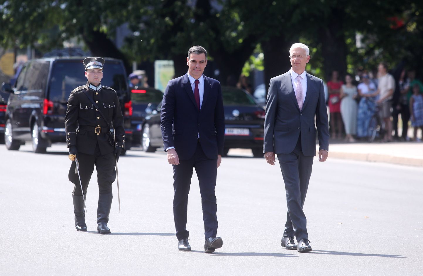 Latvijas Ministru prezidents Krišjānis Kariņš (no labās) un Spānijas premjerministrs Pedro Sančess piedalās ziedu nolikšanas ceremonijā pie Brīvības pieminekļa.