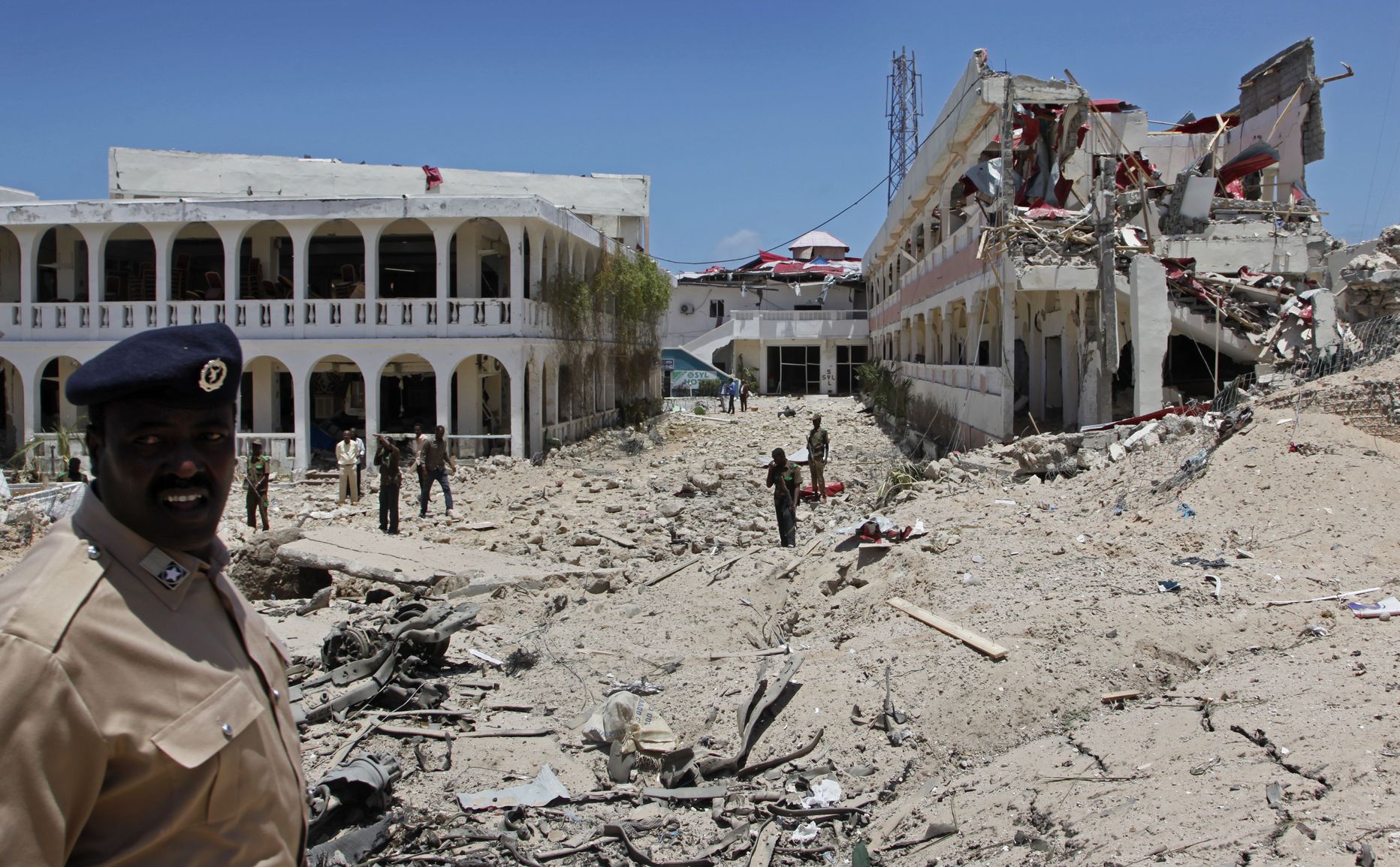 Сомалийские солдаты рядом с местом взрыва.