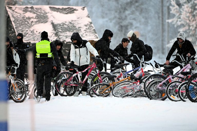 Просители убежища приезжают на границу Финляндии на велосипедах. 