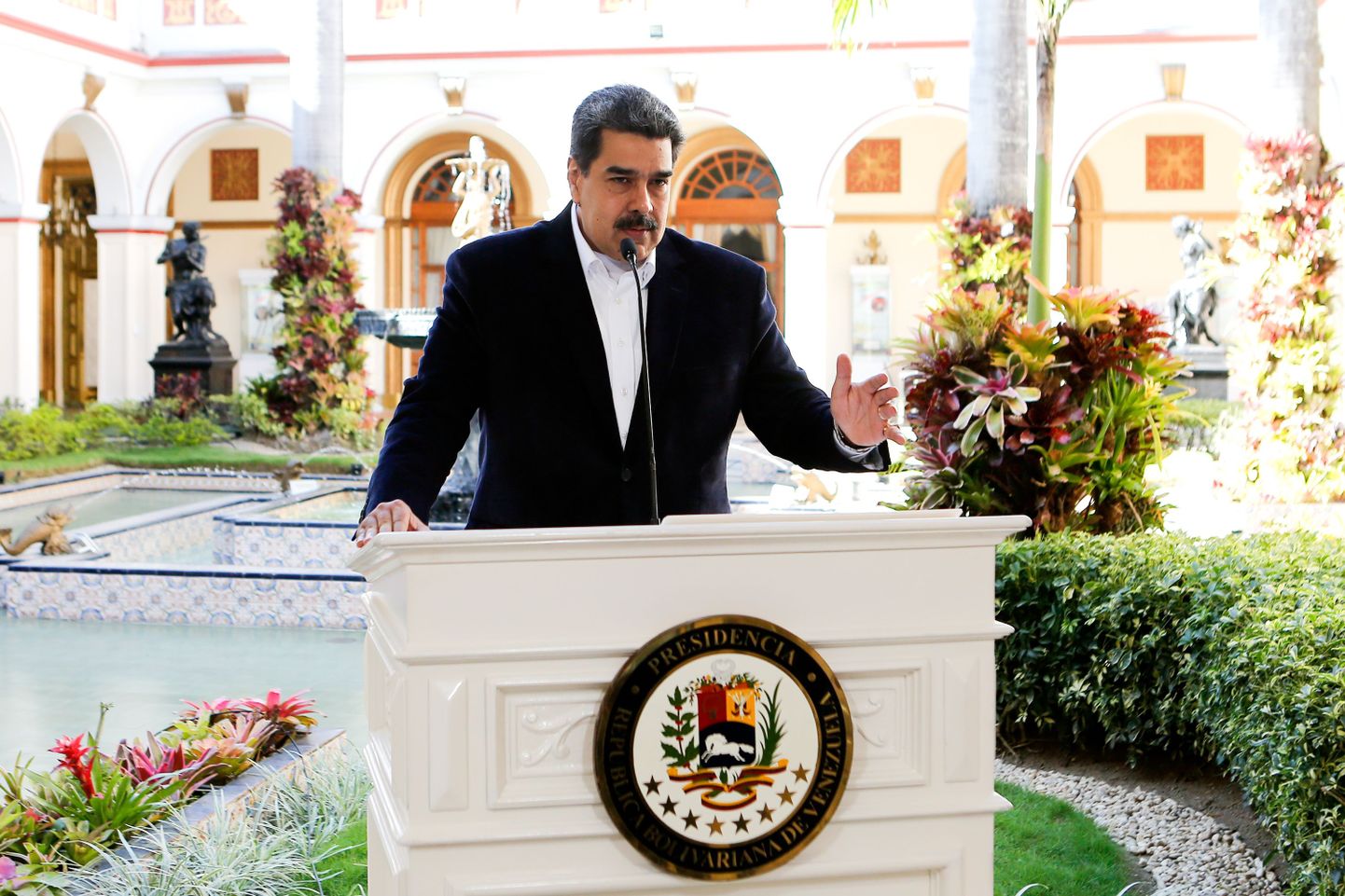 Venezuela president Nicolás Maduro edastas telepöördumises Miraflorese presidendipaleest Caracases korralduse kehtestada mitmel pool riigis karantiin.