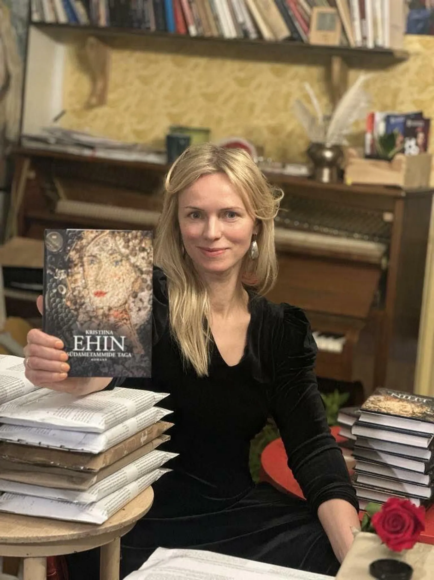 Kristiina Ehin trükisooja raamatuga «Südametammide taga».