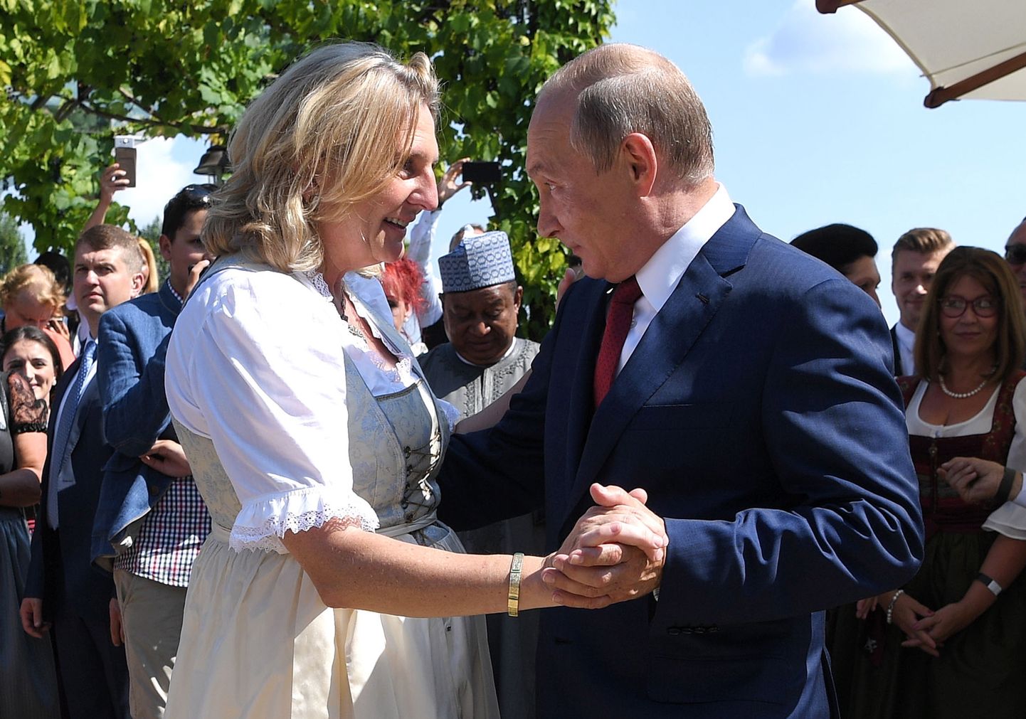 Vene riigipea Vladimir Putin ja Austria endine välisminister Karin Kneissl 2018. aastal naise pulmas tantsimas.