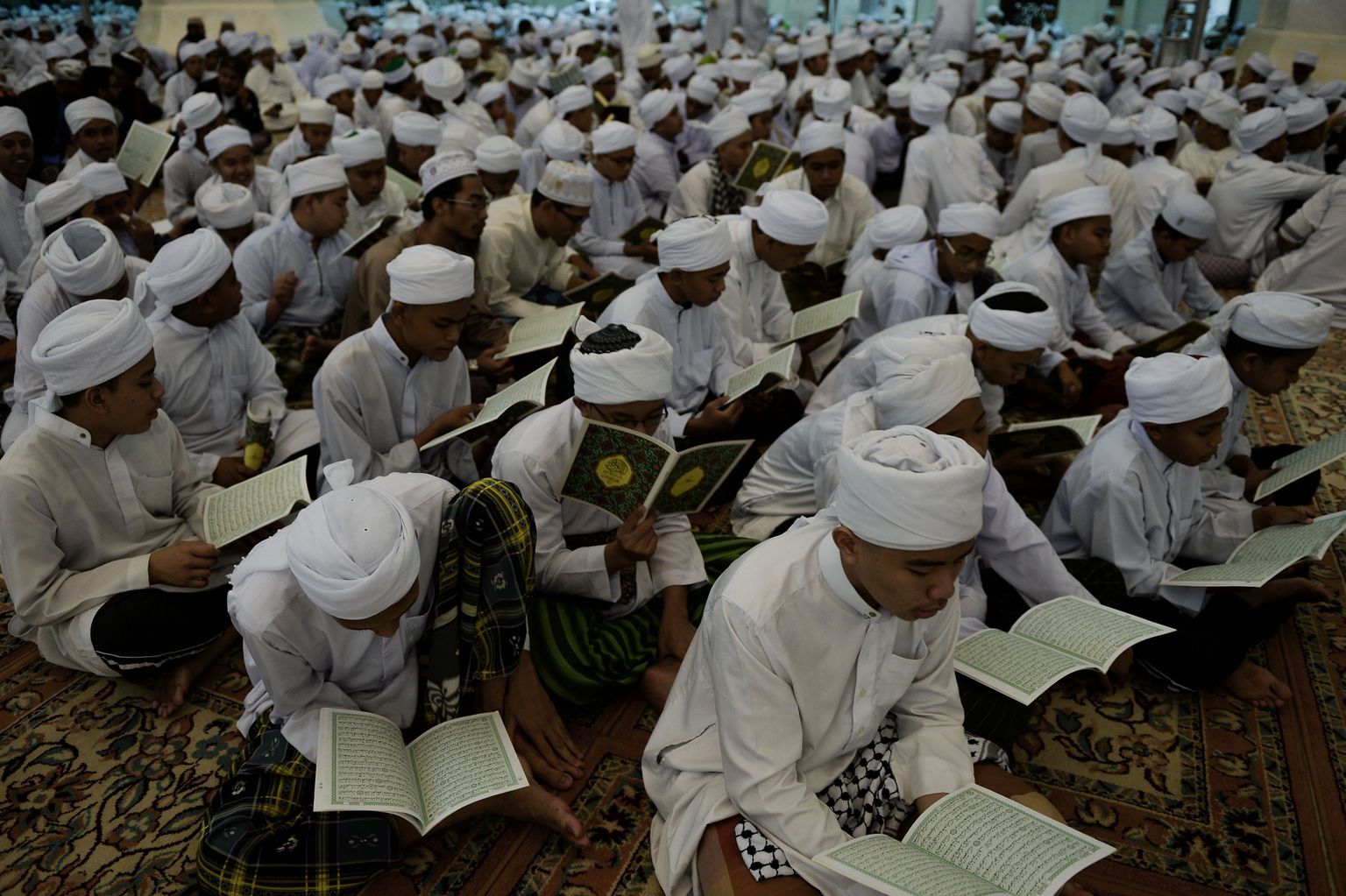 Malaisia õpilased mošees Koraani lugemas