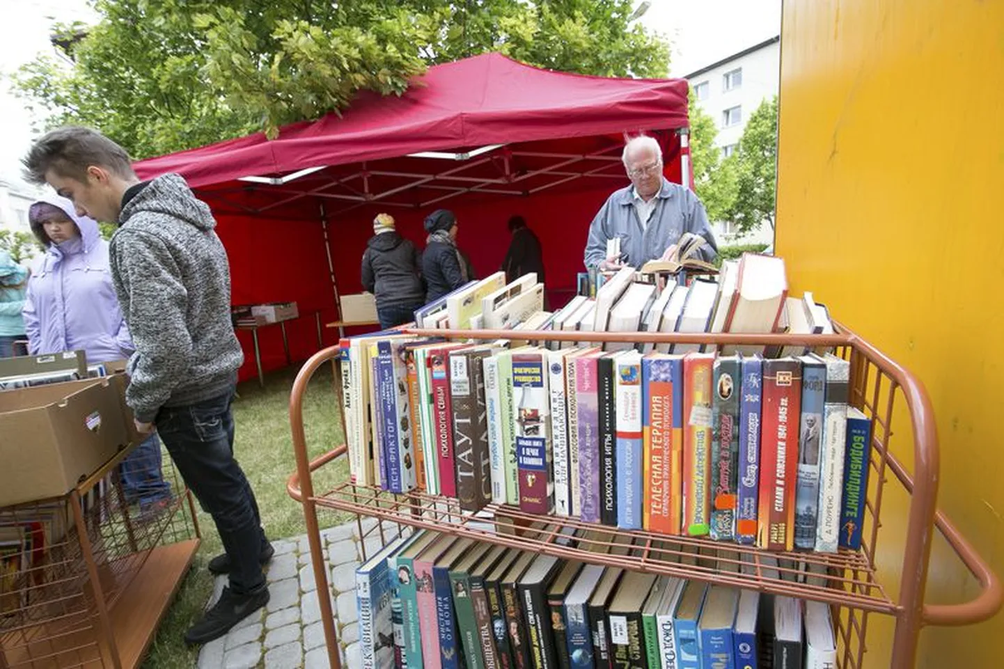 Raamatusõpradele koitis pidupäev: Lääne-Virumaa keskraamatukogu raamatutäikalt, mis seekord kolis marutuule eest jalgratta­maja kõrvale, võis sümboolse hinna eest leida väärtuslikke teoseid. Kes kogus kaenlatäie teatmekirjandust, kes ahvatlevat ilukirjandust. Rõõmsat leidmist jagus lastelugude, luulekogude, käsitöö- ja kokaraamatute, aga ka võõrkeelse kirjanduse riiulist. Lahke pererahvas kostitas raamatukoisid kohvi, koogi ja vahvlitega. Kui ilm lubab, toimub täika ka täna.