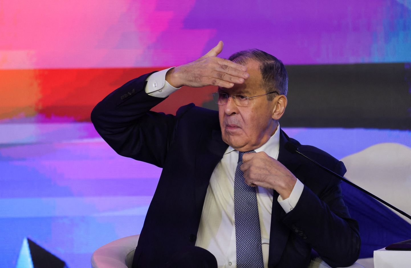 Vene välisminister Sergei Lavrov žestikuleerimas 3. märtsil 2023 India New Delhis G20 tööstusriikide kohtumisel. Lavrovi väide, et sõda alustas Ukraina, mitte Venemaa, naerdi välja