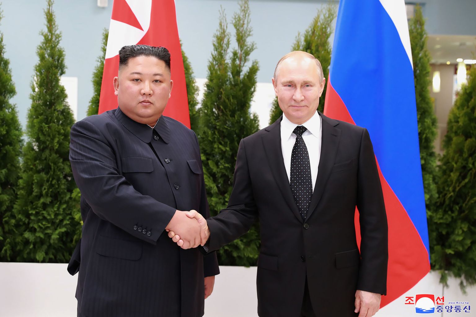 (No kreisās) Ziemeļkorejas līderis Kims Čenuns un Krievijas diktators Vladimirs Putins. 2019. gads.