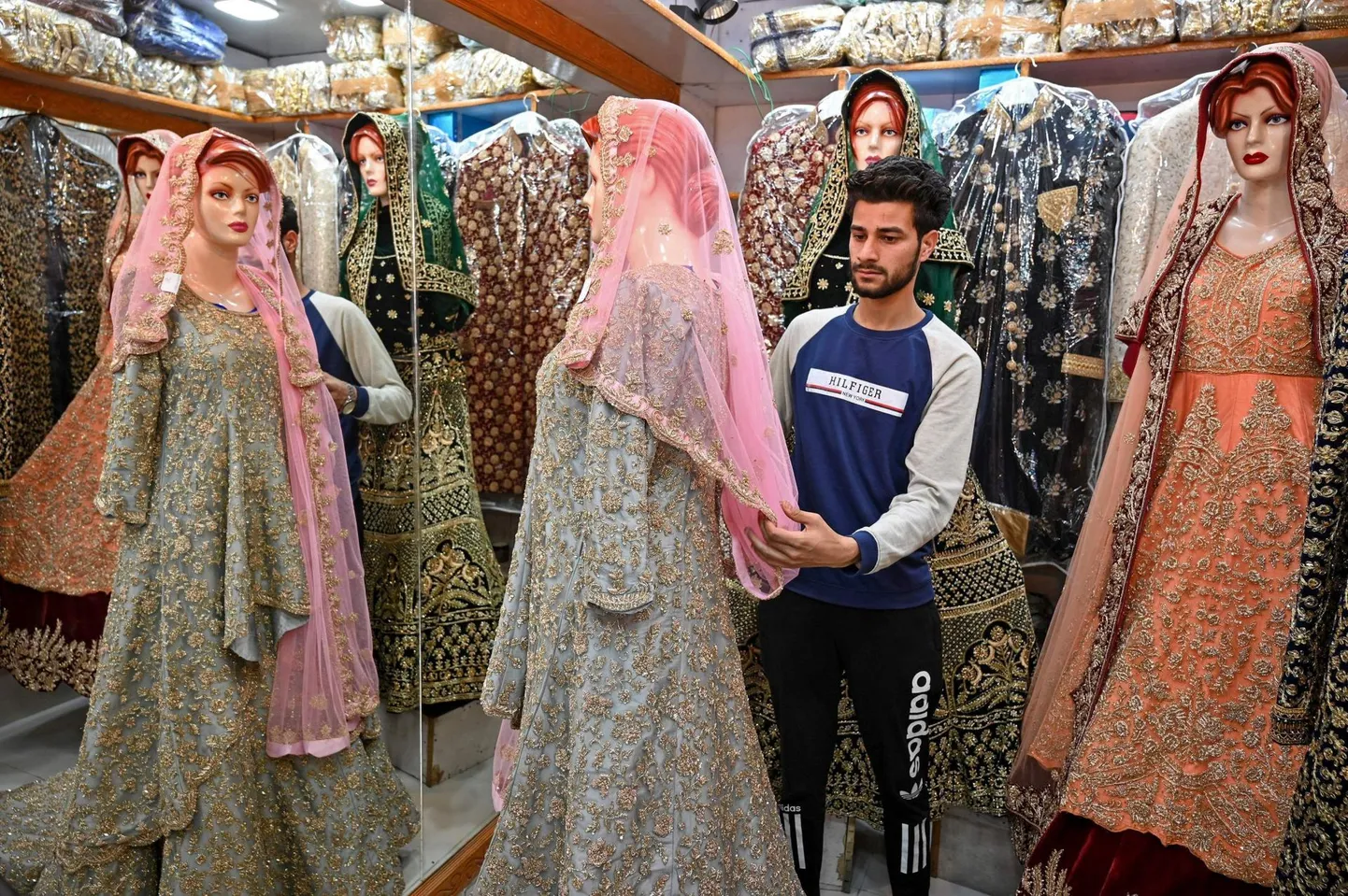 Kashmiri poepidaja näitab traditsioonilisi pulmakleite.