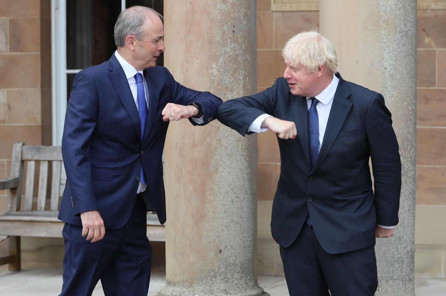 Iiri peaminister Micheál Martin ja ta Briti kolleeg Boris Johnson tervitasid teineteist nii 2020. aasta augustis Põhja-Iirimaal Belfastis Hillsborough' lossis.