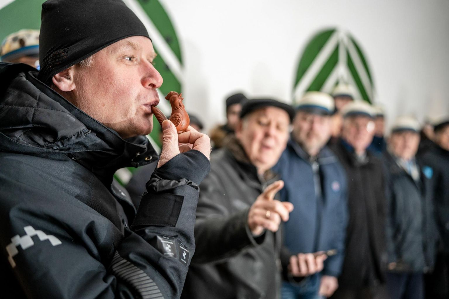 Mihkel Lüdigi nimeline meeskoor tervitas kevadet Pärnu Tallinna värava juures lauluga nii, nagu seda on tehtud viimased 37 aastat.