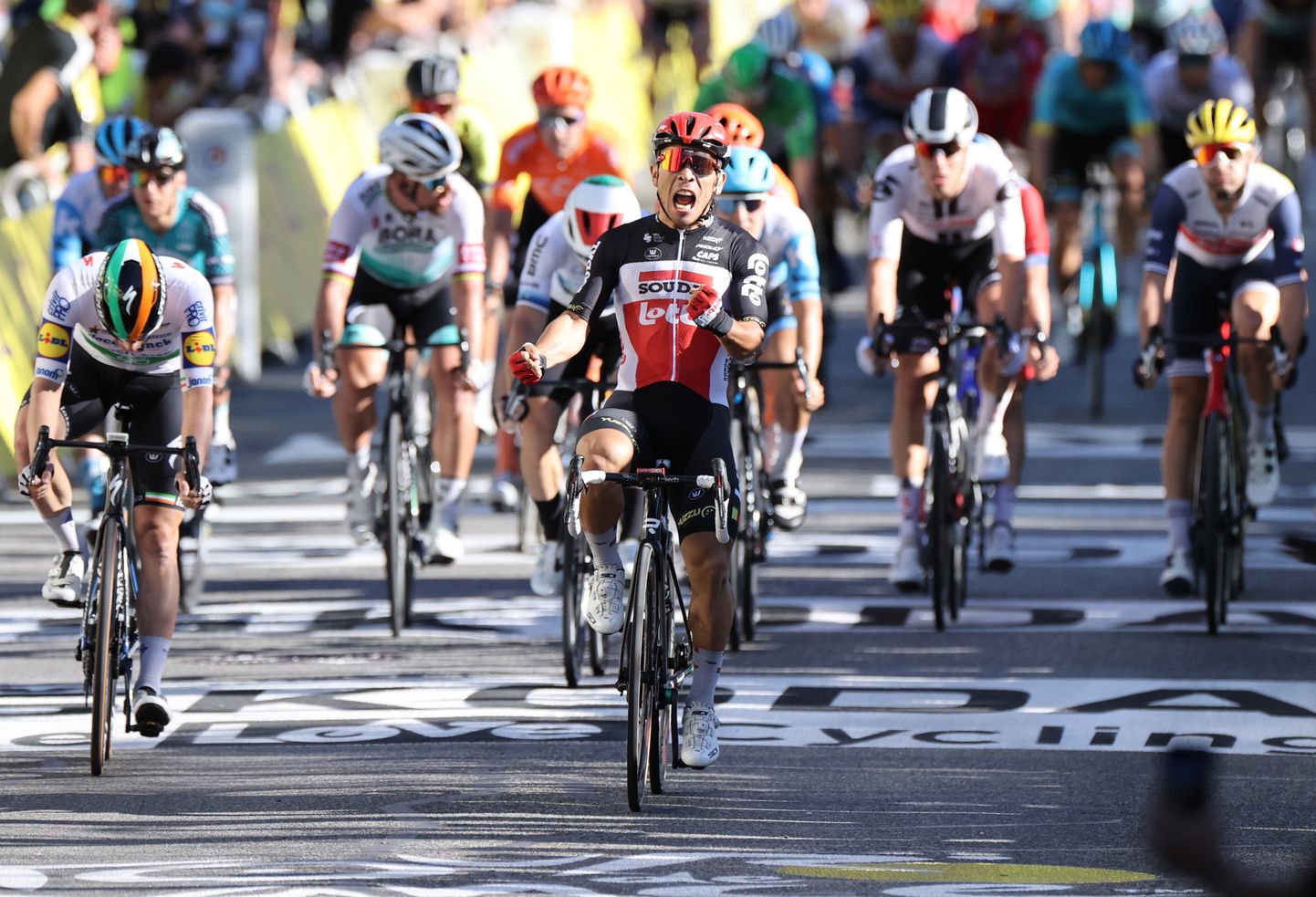 Tour de France'i kolmanda etapi võitis Caleb Ewan (fookuses).