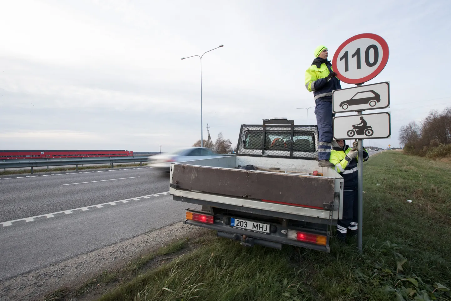 AS Tariston töötajad Volli Odras (kapuutsiga) ja Aivo Kritt võtsid Tartu maanteelt maha 110 km märke.