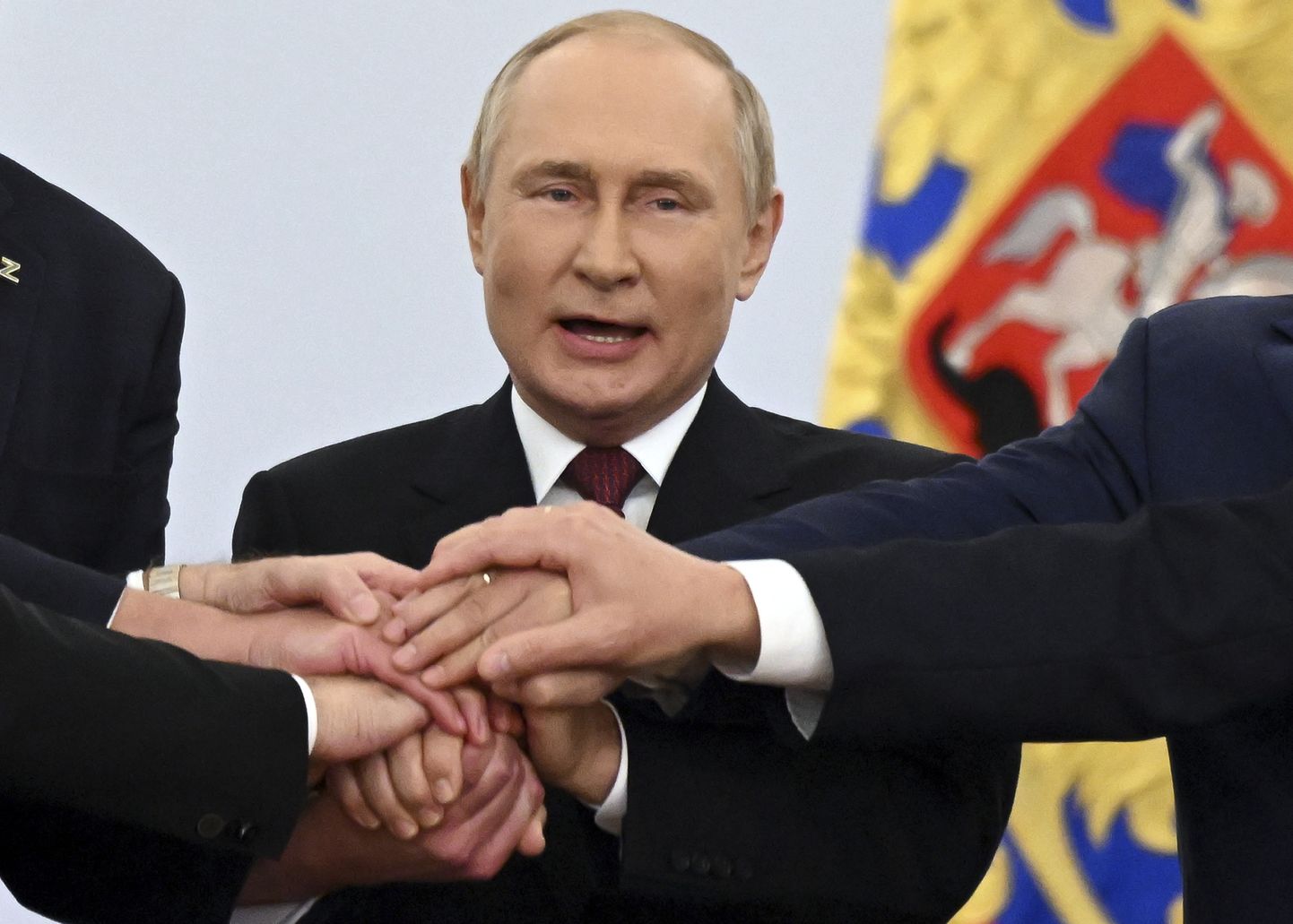 Vene diktaator Vladimir Putin oma käsilastega miilustamas.