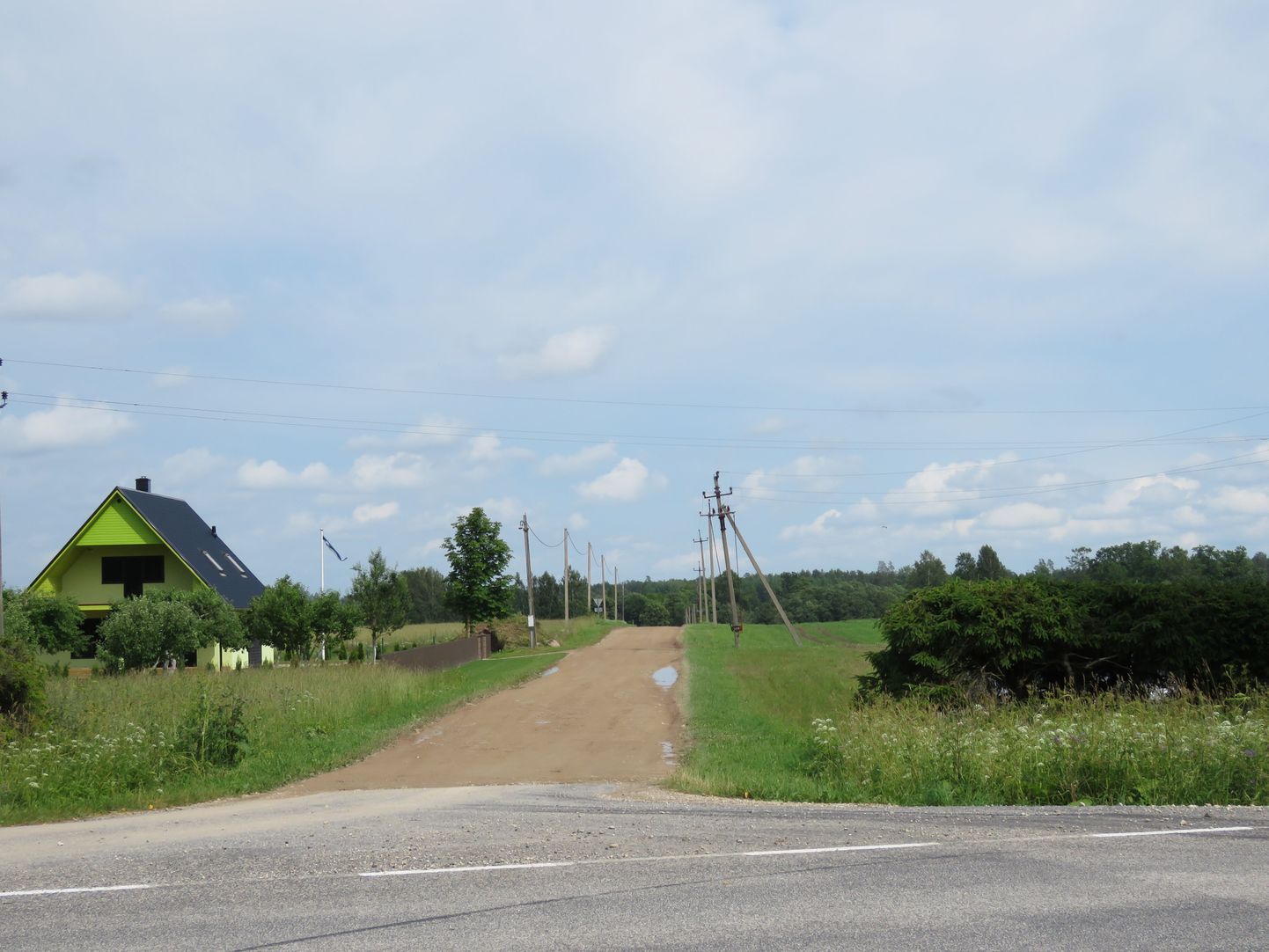 Valga-Uulu maantee jagab küla kaheks. Mõlemal pool teed võib aga näha hoolitsetud elamisi.