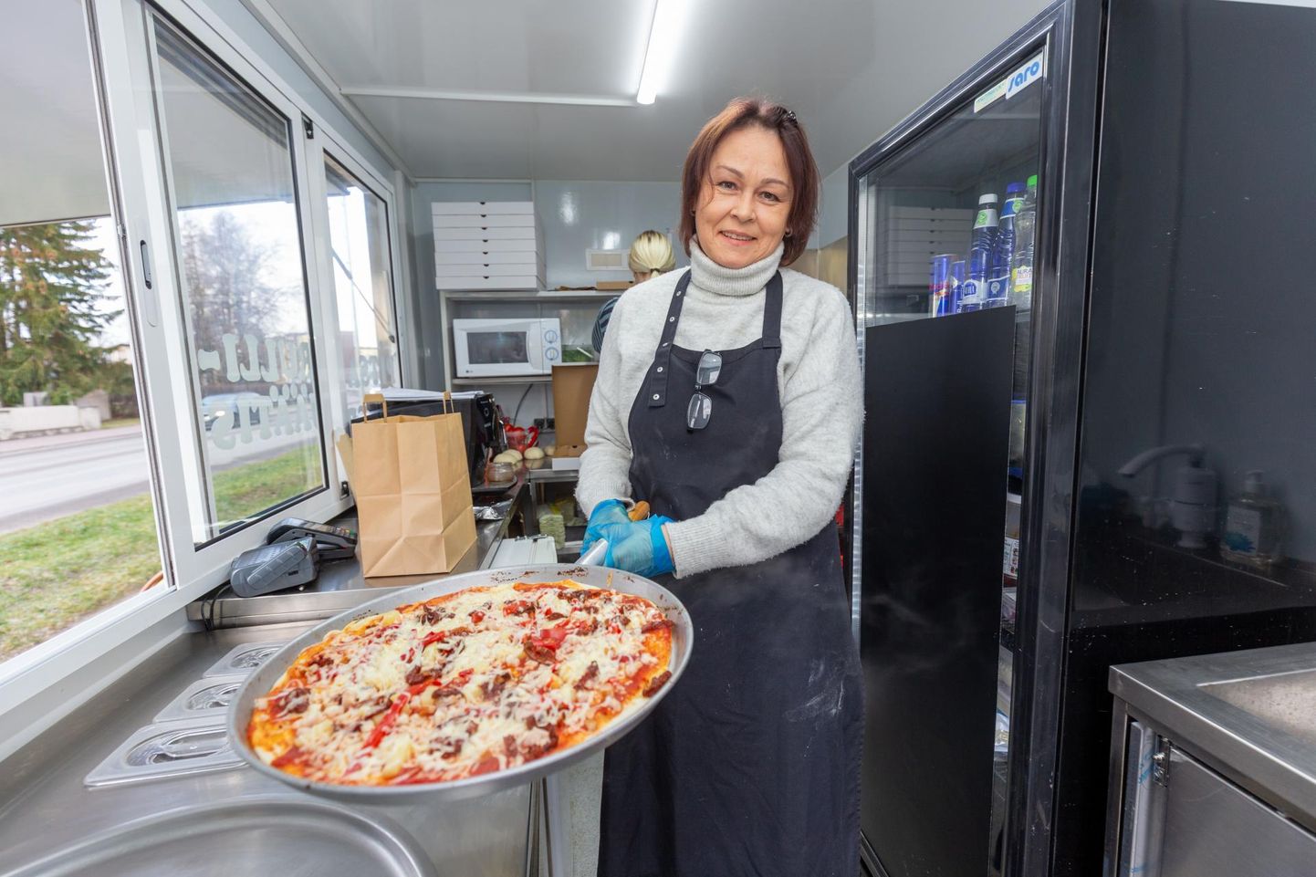 Paalalinnas toidukäru avanud Ruth Karmal on kavas kliente kostitada talv läbi. Pitsaahi kütab väikese ruumi kenasti ära.