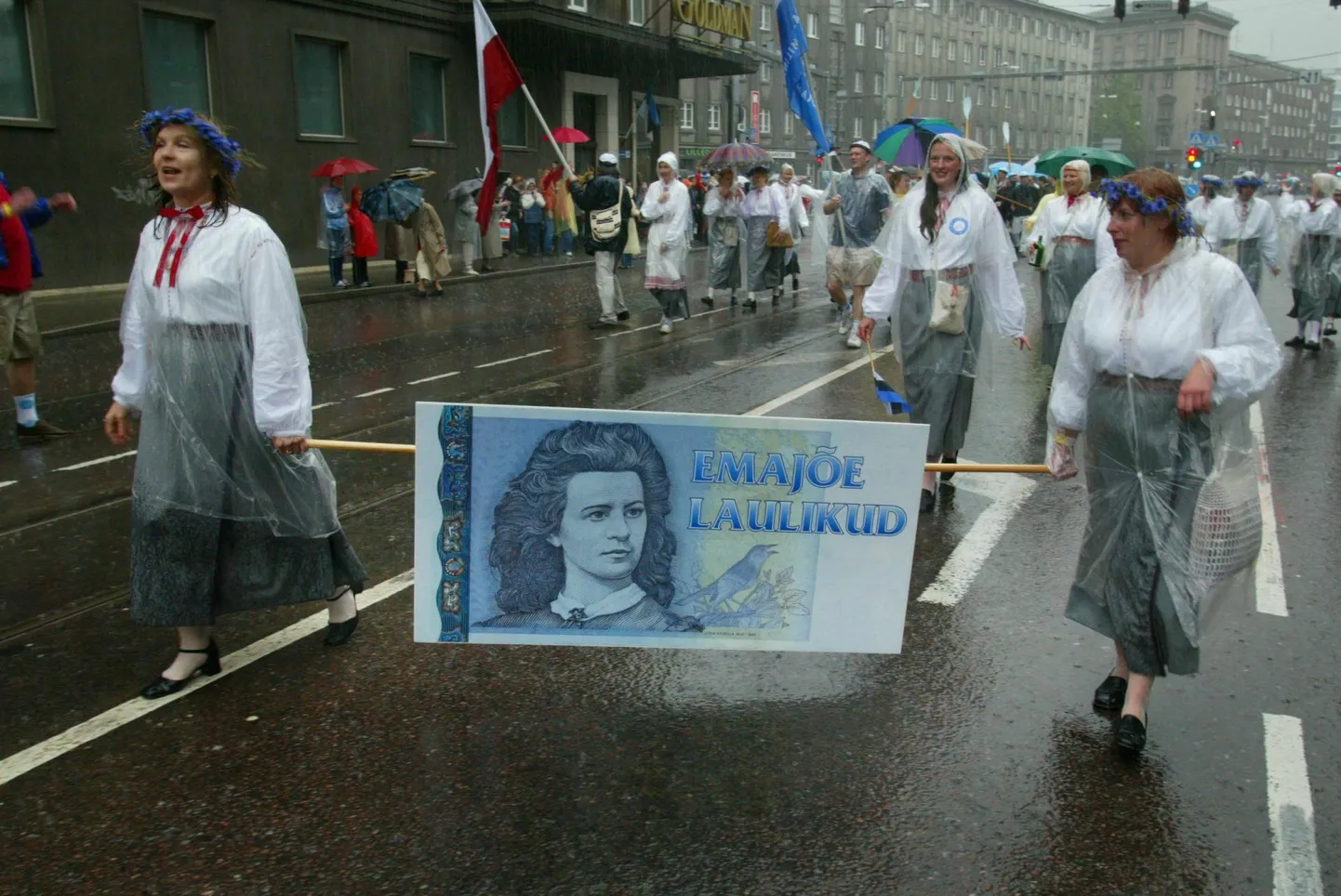 Kuigi ametlikult jäeti 2004. aastal ära peoliste rongkäik, toimus see stiihiliselt ning sel osales hoolimata paduvihmast üle 10000 peolise.