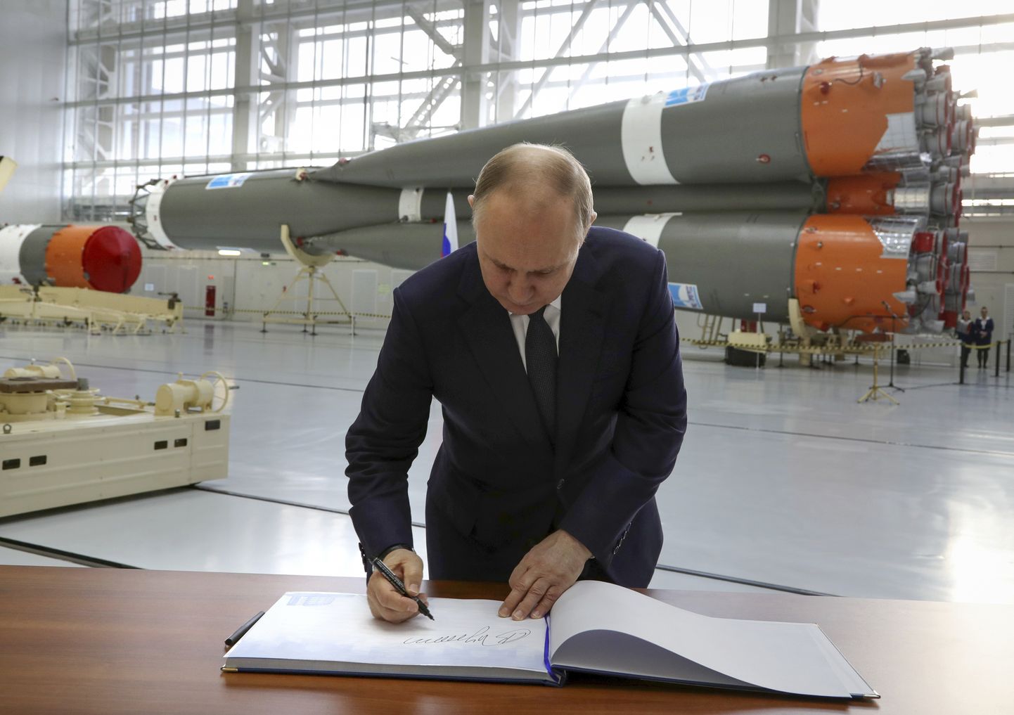 Venemaa president Vladimir Putin kirjutamas sõnumit külalisteraamatusse Vostotšnõi kosmodroomis 12. aprillil 2022.
