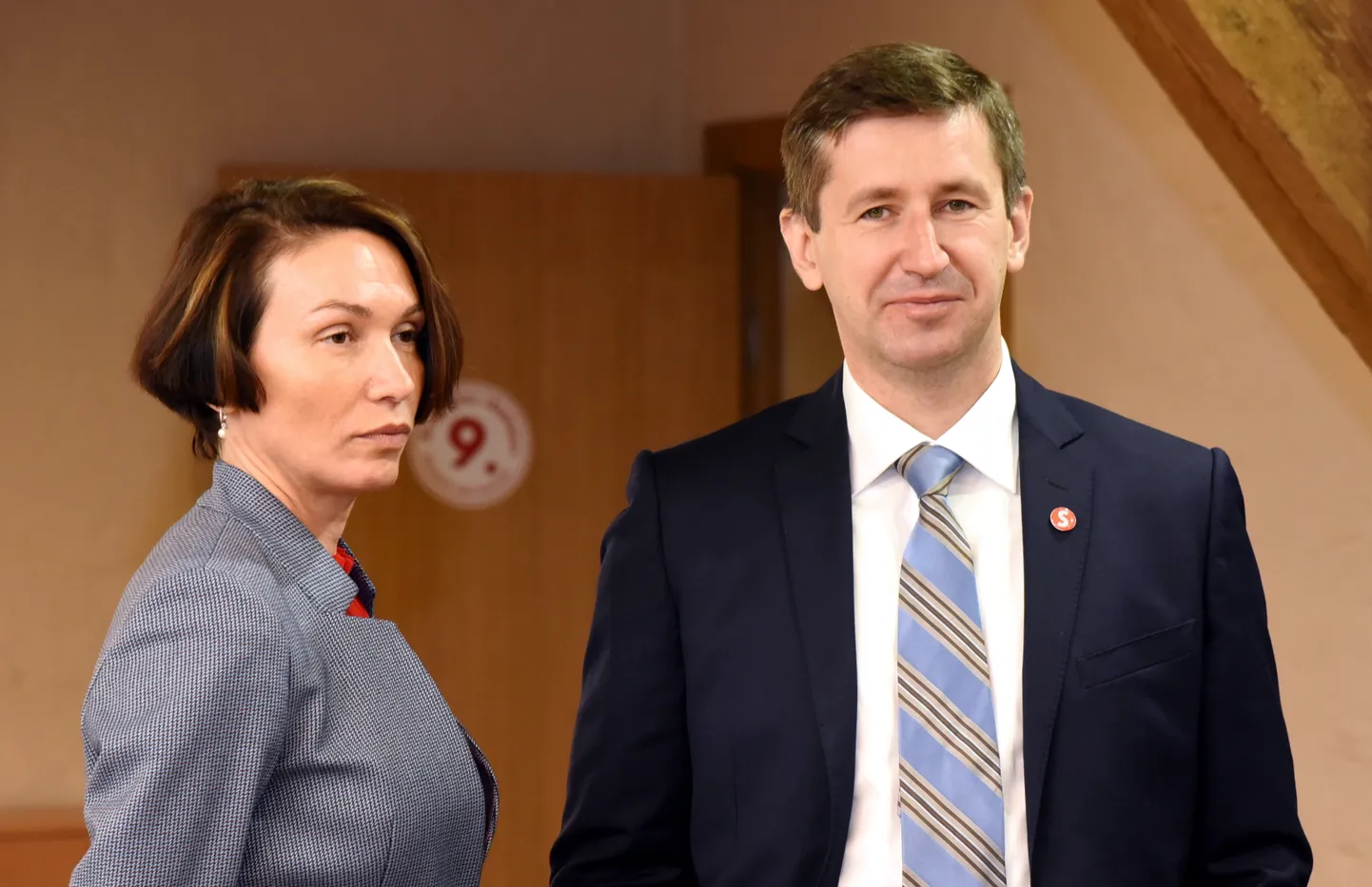 Vjačeslavs Dombrovskis un Ļubova Švecova pirms tikšanās ar "KPV LV" pārstāvjiem  "Saskaņas" birojā.