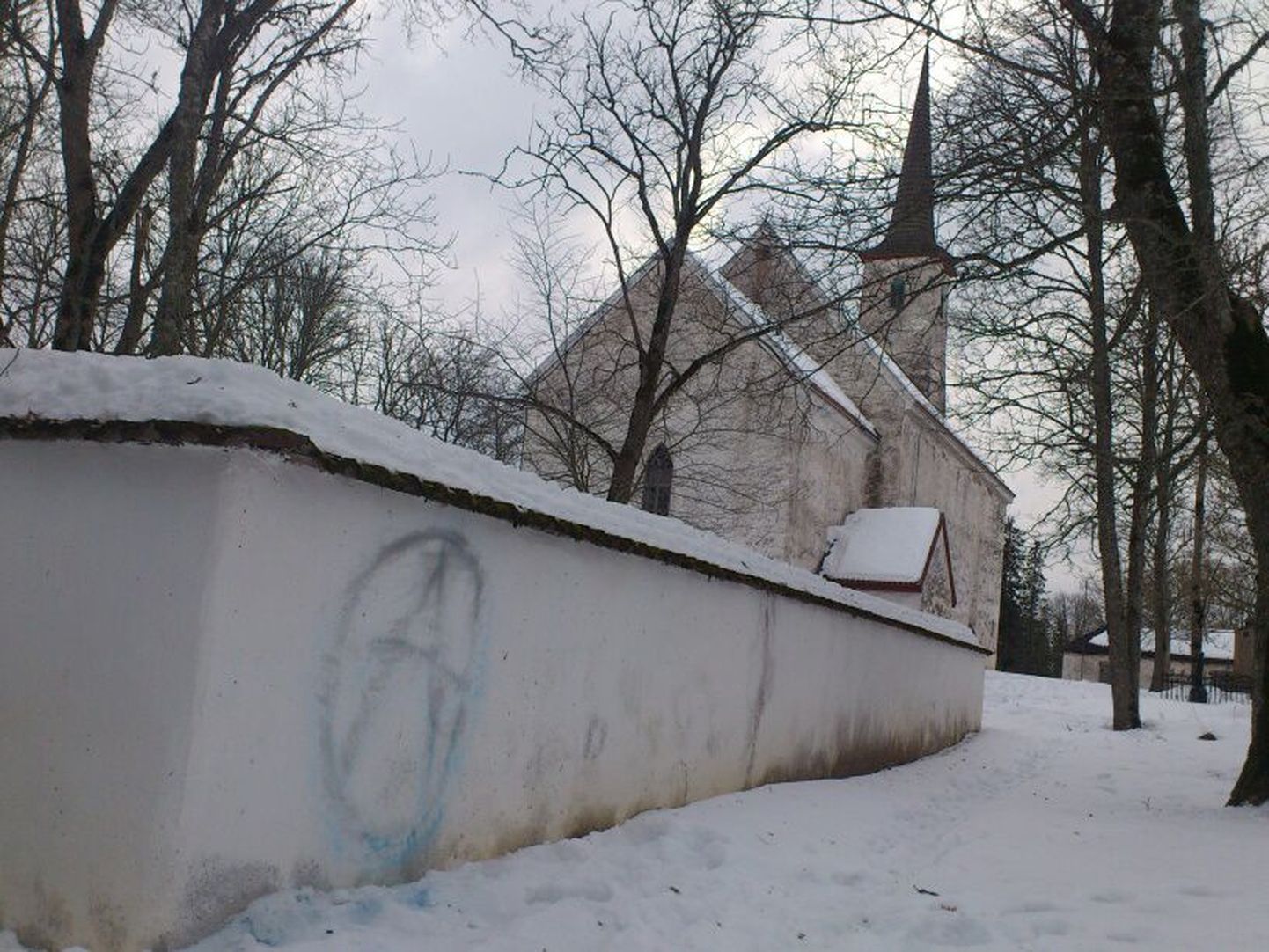 Järva-Madise soditud kirikuaia müür
