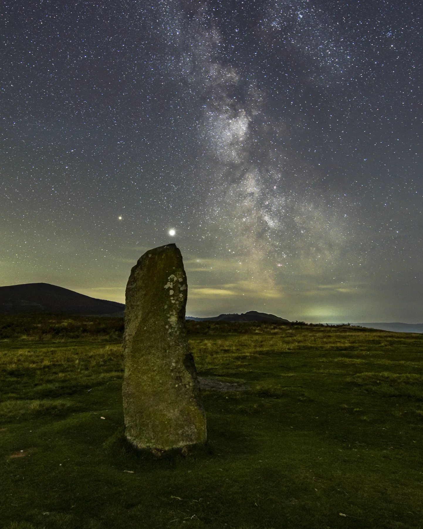 Suurbritannia Shropshire'i Mitchell's Foldi kiviring ja tähistaevas. Pilt on illustreeriv