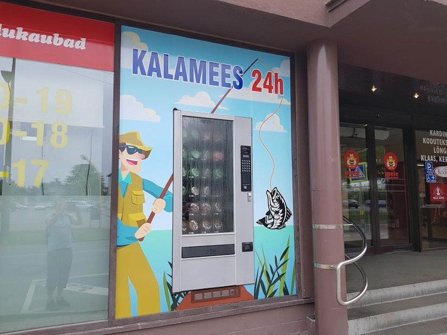 «Kalamees 24 h» müügiautomaadist on võimalik soetada erineva suurusega ussikesi, vastseid ja vaklu.