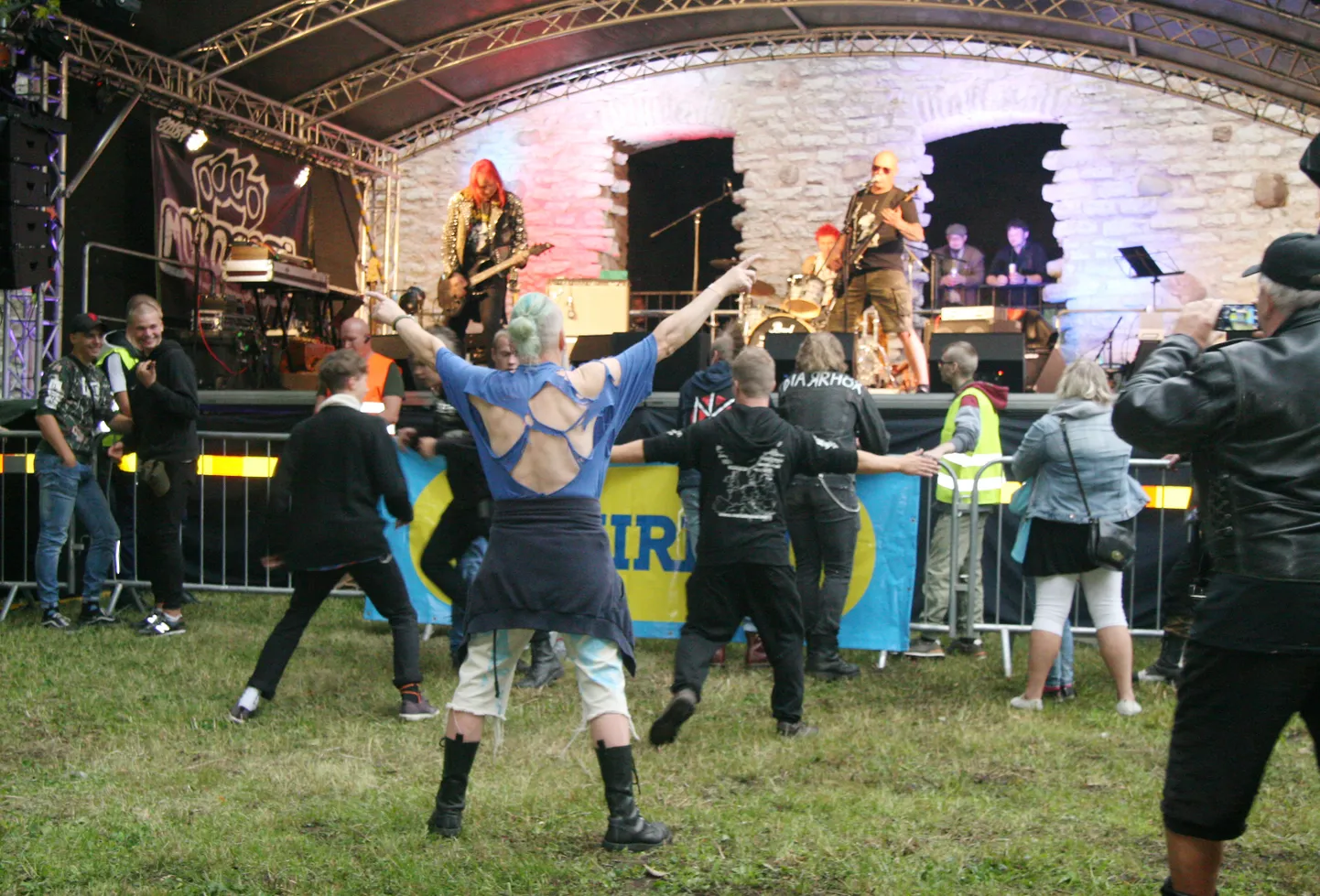 Rockfestival toimus mõisapargis koos vanavara laadaga.