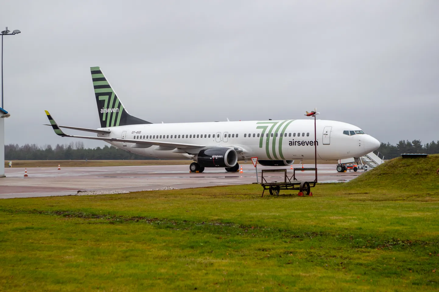 Boeing 737-8FZ.