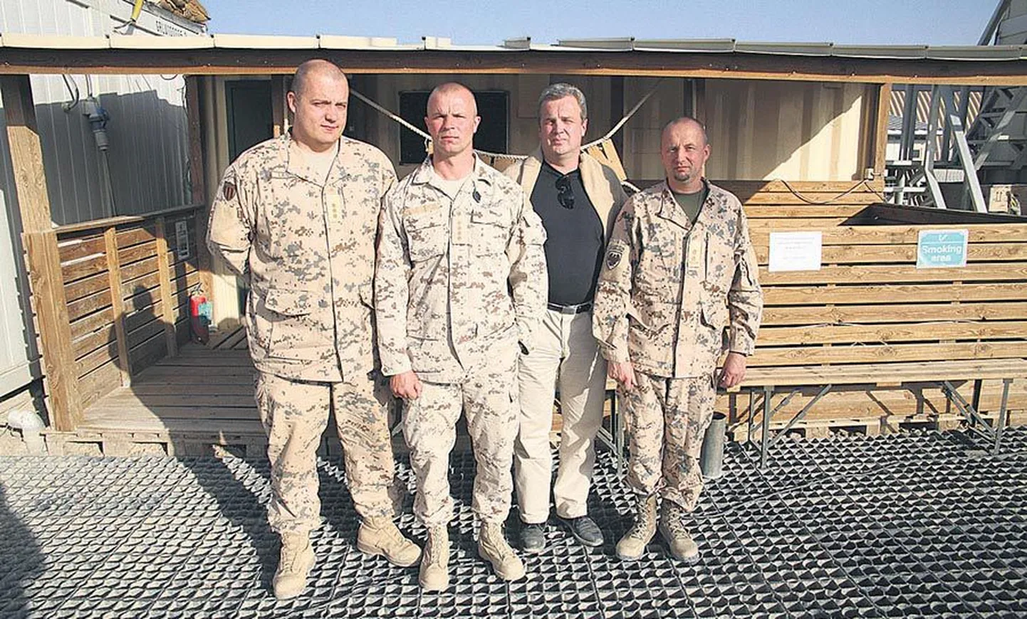 Arst leitnant Lauri Lemming, teavitusohvitser kapten Viljar Kurg, riigikaitsekomisjoni liige Tõnu Juul ja kontingendi ülem kolonelleitnant Kajari Klettenberg on kõik Viljandimaa mehed. Pildilt puudub samas kohas teeniv seersant Risto Ziets.