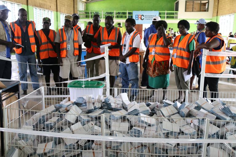 Hääletussedelid ja ametnikud 9. detsembril 2019 Bougainville'is Bukas
