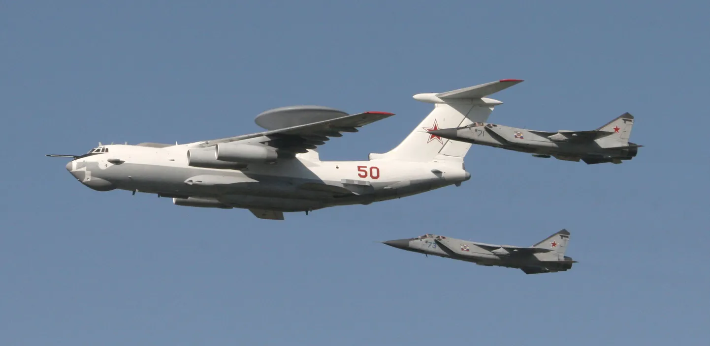 Два перехватчика Миг-31 сопровождают самолет радиолокационной разведки А-50 ВВС РФ