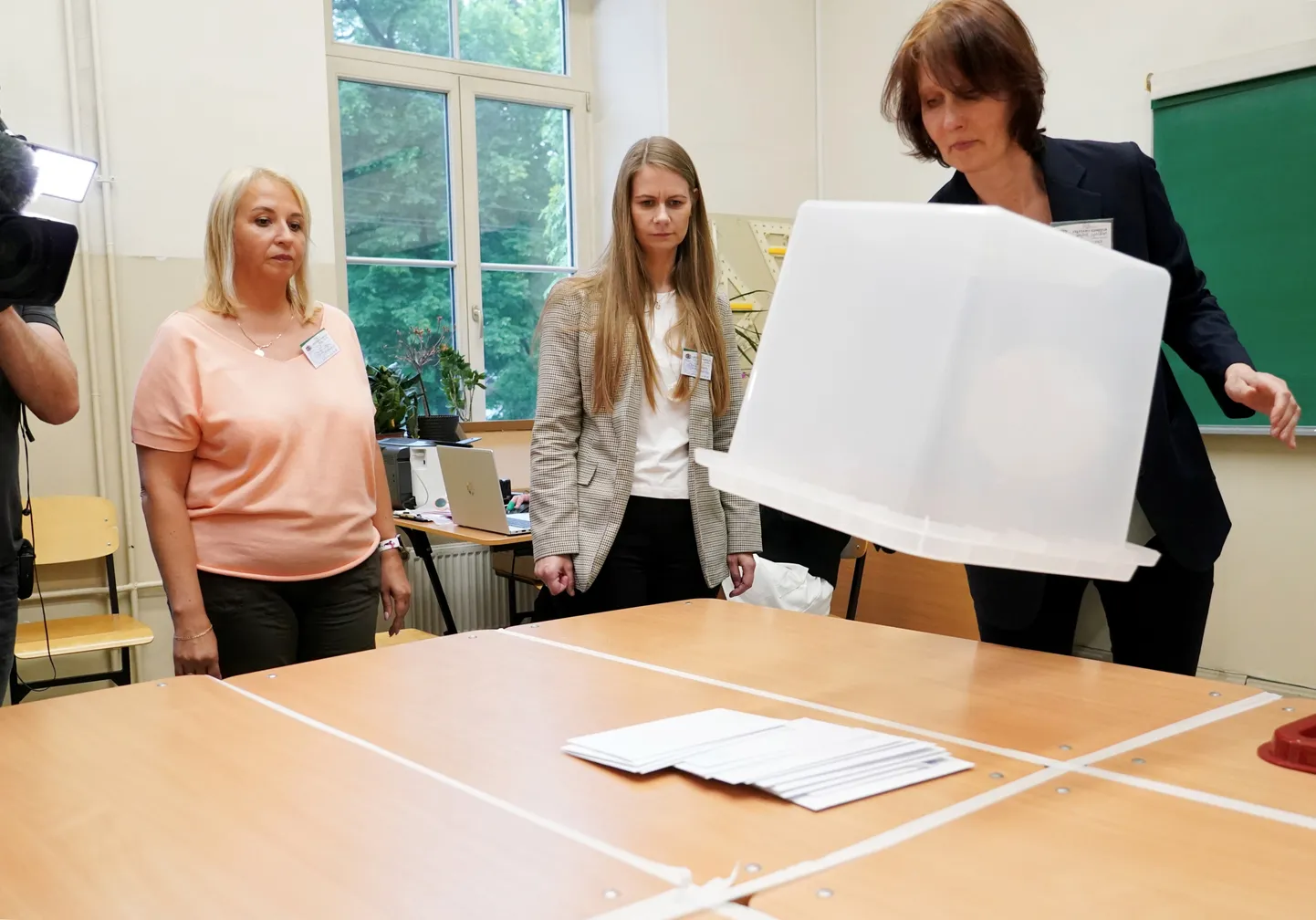 Tiek atvērta balsojumu urna pašvaldību vēlēšanās 75. vēlēšanu iecirknī Rīgas Valsts 1. ģimnāzijā.