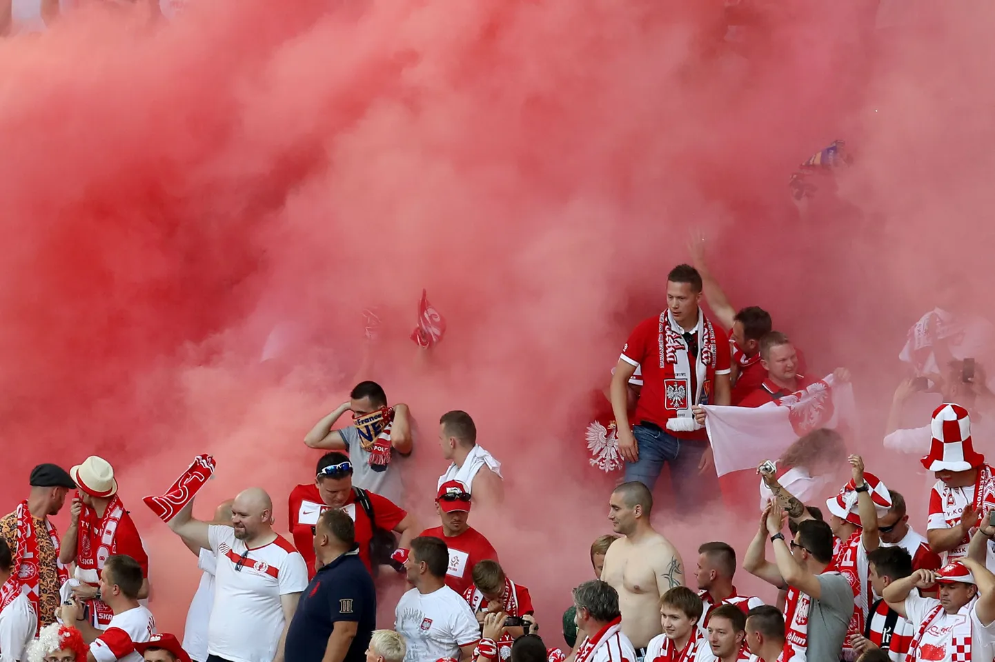 Польские болельщики на трибунах стадиона в Марселе во время матча Польша - Украина.