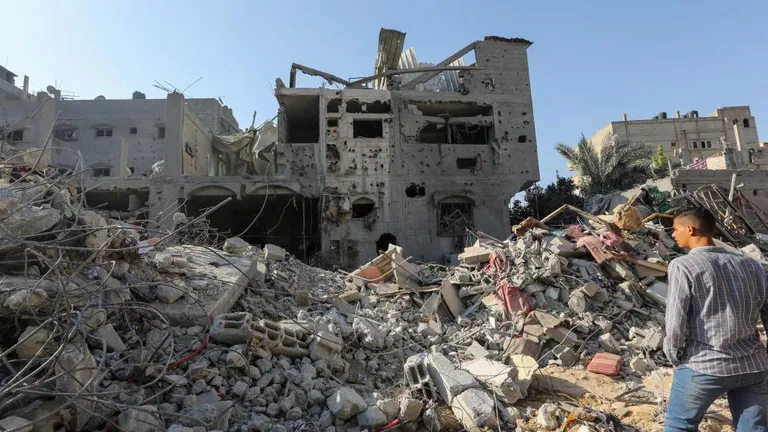 Здания, разрушенные во время налетов израильской авиации на юге сектора Газа 25 октября 2023 года в Хан-Юнисе, сектор Газа