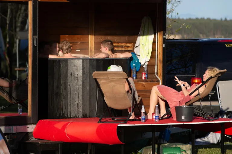 Korraldajatest žüriiliikmed valisid tagasiside põhjal kolm soositumat sauna. Esimene koht läks minispaale Lõõgastus Ratastel, mis on võitnud ka Eesti saunakarika. Ratastel minispaa reklaamib end Eestis ainulaadsena, koosnedes leiliruumist, duširuumist koos pisikese riietusruumiga ja valgustusega mullidega kümblustünnist ning väikesest terrassist, millel saab istuda ja end veidi jahutada. Kõik see asetseb ühel ratastega haagisel.