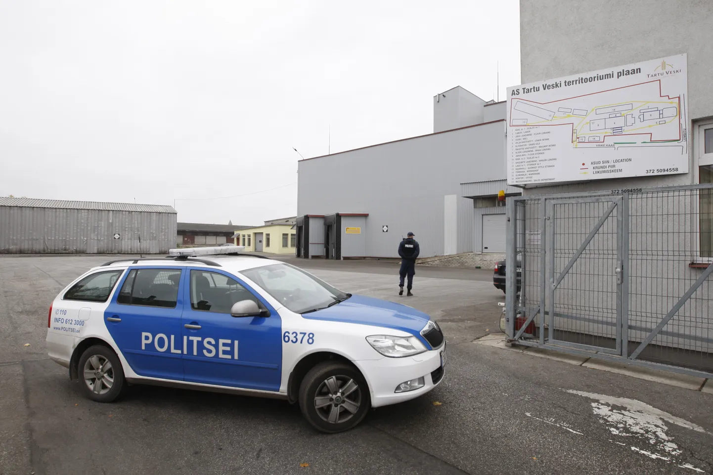 Täna hommikul seisis Tartu veski peaväravas risti teel politseiauto. Ka veski töötajaid lubati esialgu majja üksnes maksu- ja tolliameti ametnike saatel.