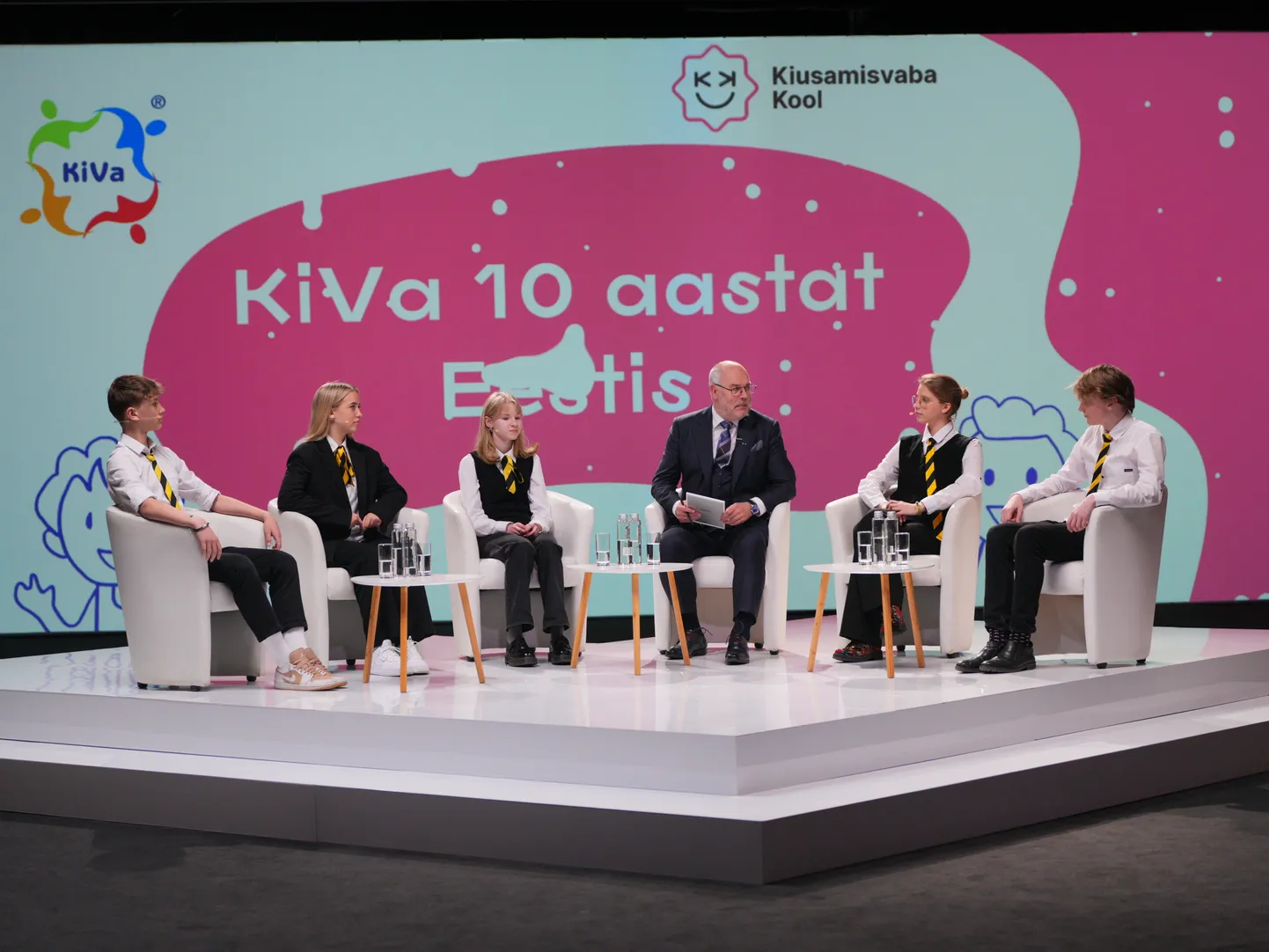 President Alar Karis vestlemas Rocca al Mare kooli 7. klassi õpilastega