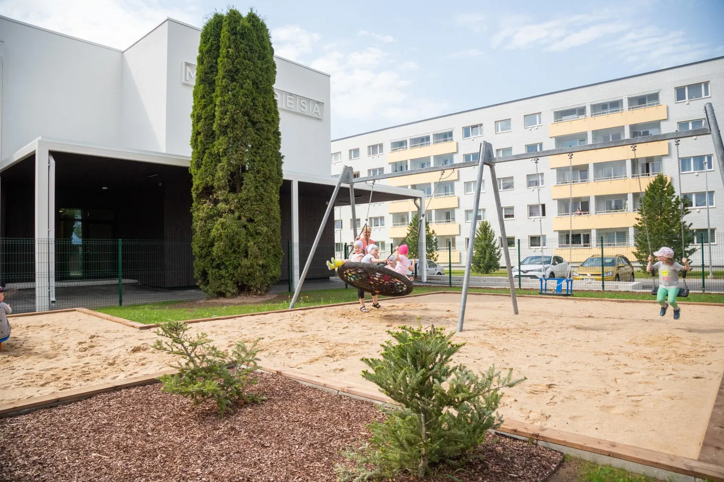 Sügisel jätkub lasteaedades töö viirusest hoolimata nagu tavaliselt. Siiski pestakse hoolsamini käsi ja jälgitakse distantsihoidmist.Pildil Krõllipesa lasteaia Mängupesa õppehoone.