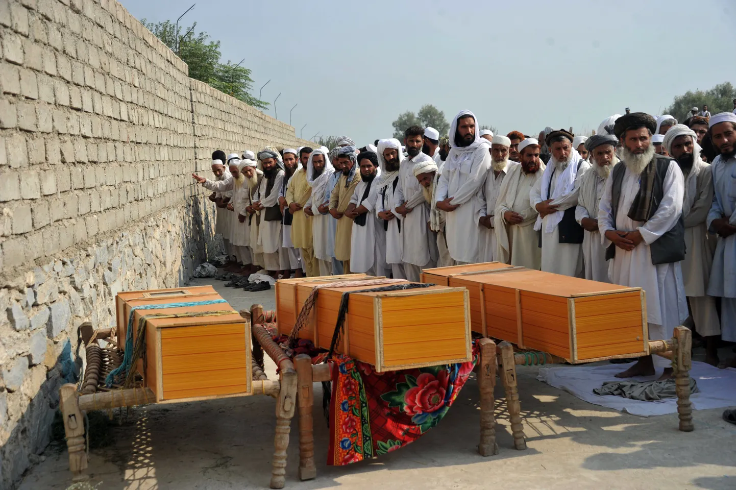 Mehed Jalalabadis täna väidetavalt NATO õhurünnakus surma saanute matustel.